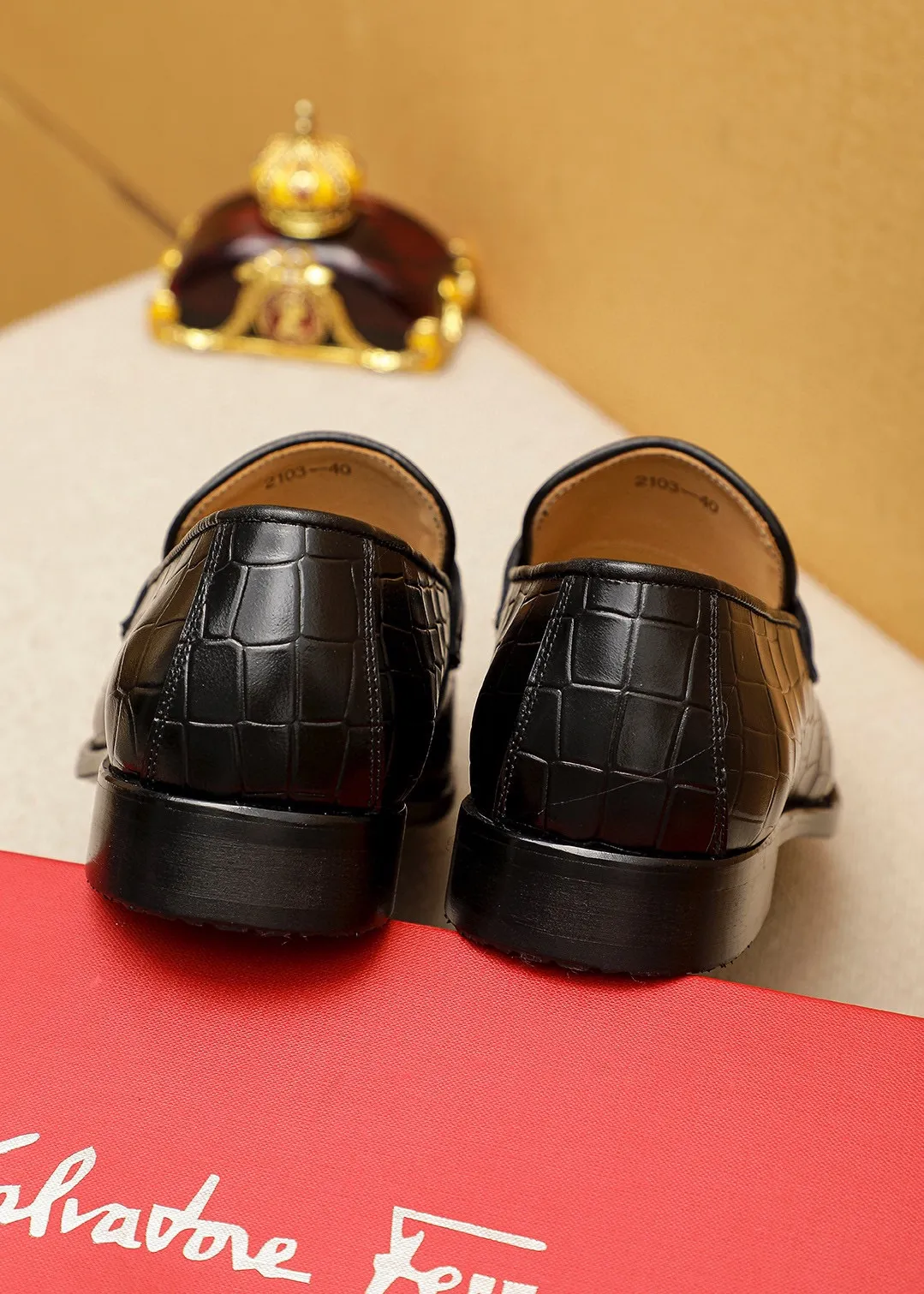 Men's shoes 💰460 💐 Product trademark: Ferragamo "Ferragamo" casual leather shoes Regular size: 38-44 (45.46🉑️customized) Product materials: Selected imported first-layer open-edge beaded cowhide floral upper + luxury hardware buckle, imported water-dyed cowhide leather lining. Strong three-dimensional visual effect, original outsole color: 2 colors available